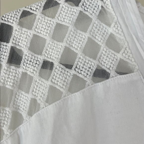 Tommy Hilfiger Medium white tee shirt sheer embroidery sleeve shoulders - Picture 5 of 6